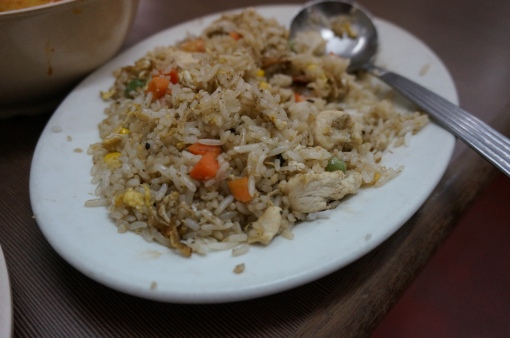 Nasi goreng - un riz frit avec des légumes, des crevettes et des herbes. L'un des plats phares de la Malaisie