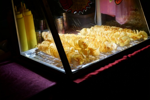 Sur le marché de nuit de Malacca, on peut trouver des brochettes de chips (potatoe roll)