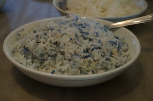 Le célèbre riz bleu du Old China Café, coloré naturellement au lemongrass et cuit au lait de coco.