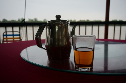 Le thé servi chaud et accompagné d'un seau de glaçons si on veut le raffraîchir très vite!