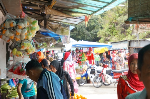 Le marché suit le long de la route sur quelques kilomètres.